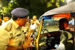 18 people stuffed in autorickshaw in UP, cop shocked: Watch