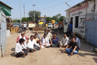 Angry BJP councilors on dharna