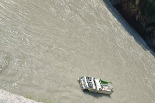 Jeep fell in Beas river in Mandi