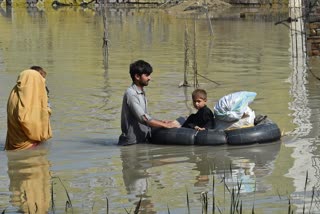 पाकिस्तान के दादू में घुसा बाढ़ का पानी