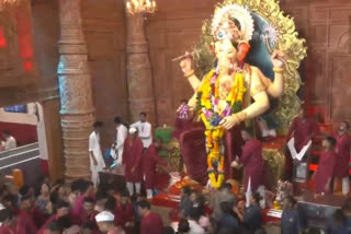 Devotees pouring to seek blessings of Lord Ganesh at lalbaugcha Raja Mumbai