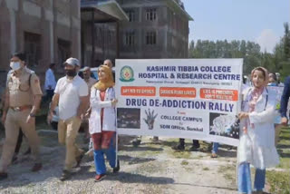کشمیر طبیہ کالج شِلوَت کی جانب سے منشیات مخالف ریلی کا احتمام