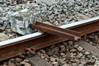 Tamilnadu woman arrested  Iron beam found on railway tracks  Dakshina Kannada district  ರೈಲು ಹಳಿಗಳ ಮೇಲೆ ಕಬ್ಬಿಣದ ಬೀಮ್ ಪತ್ತೆ  ತಮಿಳುನಾಡು ಮಹಿಳೆಯ ಬಂಧನ  ಕೇರಳ ಗಡಿ ಪ್ರದೇಶದ ಕಾಸರಗೋಡು  ದಕ್ಷಿಣಕನ್ನಡದಲ್ಲಿ ತಮಿಳುನಾಡು ಮಹಿಳೆ ಬಂಧನು