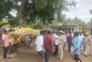 villagers-buried-corpses-in-front-of-grapam