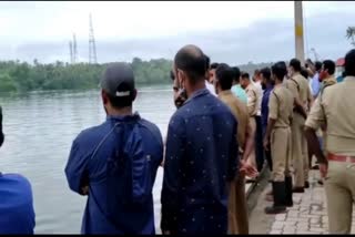 Ashtamudi Lake  Kollam  Kollam News  Young man Drowned  Young man Drowned into water  Ashtamudi Lake in Kollam  search progressing  അഷ്‌ടമുടിക്കായലില്‍ നീന്താനിറങ്ങി  നീന്താനിറങ്ങിയയാളെ കാണാതായി  തിരച്ചില്‍ തുടരുന്നു  സുഹൃത്തുക്കള്‍  അഷ്‌ടമുടിക്കായലിന്‍റെ ഇരുകര  യുവാവിനെ കാണാതായി  ശ്യാം ശങ്കർ  കടപ്പാക്കട  കാലാവസ്ഥ  തേവള്ളി  മദ്യപിക്കുക  അഷ്‌ടമുടിക്കായലിൽ