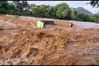 மாக்கம்பாளையம் தரைப்பாலத்தை மூழ்கடித்தபடி சென்ற காட்டாற்று வெள்ளம்... போக்குவரத்து துண்டிப்பு!