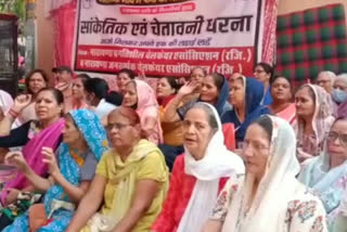women protest for water