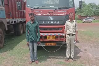 A smuggler arrested with cattle in Raipur