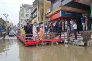 योगी आदित्यनाथ यांच्याकडून पुरग्रस्तांची होडीतून जात पाहणी