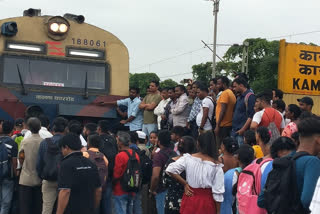 case has registered against mob that stopped the train by beating station master at kaman road railway station in kalyan