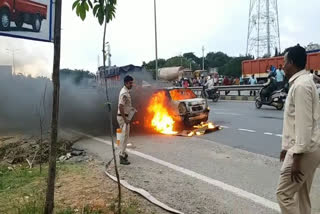 కారులో మంటలు, పూర్తిగా దగ్ధం