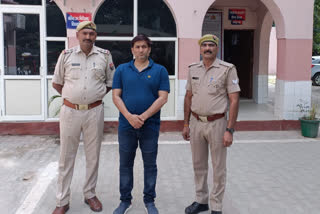 पुलिस की गिरफ्त में आरोपी