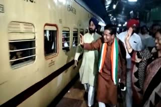 Congress workers leave by special train