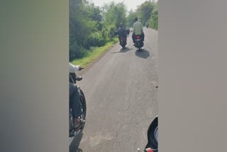 Madhya Pradesh  Sehore  sons body on motorcycle  ആംബുലൻസ് കിട്ടിയില്ല  മകന്‍റെ മൃതദേഹവുമായി പിതാവ് ബൈക്കിൽ വീട്ടിലേക്ക്  ചയ്യാനി ദബ്ല  സെഹോർ  മധ്യപ്രദേശ്  പാർവതി നദി