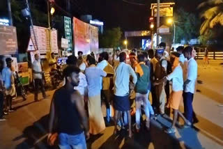 Ganesh idol procession  Two groups attacks  fight between Two groups  erode news  erode latest news  இருகுழுவினருக்கு தள்ளுமுள்ளு  விநாயகர் சிலை  விநாயகர் சிலை ஊர்வலம்