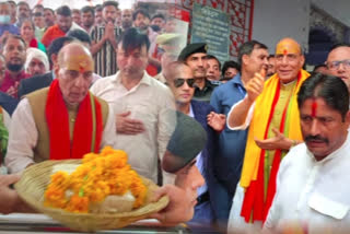 Completely immersed in devotion, Defense Minister Rajnath Singh offers prayers at Shri kashi Vishwanath Temple