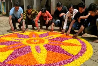 west bengal residents created pookalam  west bengal residents created pookalam in idukki  pookalam in idukki school  viral pookalam of west bengal residents  latest news in idukki  idukki onam special  സ്‌ക്കൂള്‍ കെട്ടിട നിര്‍മ്മാണത്തിനായി എത്തി  പശ്ചിമബംഗാൾ സ്വദേശികളുടെ ഓണാഘോഷം  രാജകുമാരി ഗവ വെക്കേഷൻ ഹയർസെക്കണ്ടറി സ്‌കൂള്‍  സ്‌കൂളിലെ കെട്ടിട നിർമ്മാണം  സ്‌കൂൾ മുറ്റത്ത് അത്തപൂക്കളം ഒരുക്കി  അതിഥി തൊളിലാളികളും ഓണത്തെ വരവേൽക്കുകയാണ്  സ്‌ക്കൂള്‍ മുറ്റത്ത് പൂക്കളമൊരുക്കി തൊഴിലാളികള്‍  പൂക്കളമൊരുക്കി അതിഥിതൊഴിലാളികള്‍  സ്‌കൂള്‍ മുറ്റത്ത് പൂക്കളമൊരുക്കി  ഇടുക്കി ഏറ്റവും പുതിയ വാര്‍ത്ത  ഇടുക്കി ഇന്നത്തെ പ്രധാന വാര്‍ത്ത