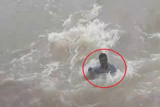 live-video-of-man-drowning-in-bhairavi-river-in-ramgarh