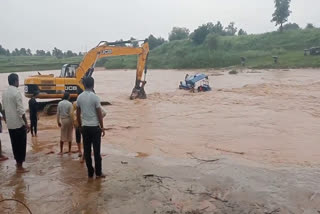 tractor-driver-trapped-in-strong-water-flow