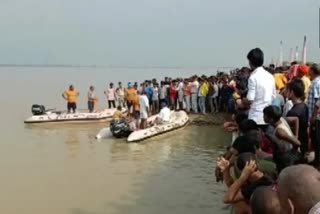 Boat sinks in Gang river