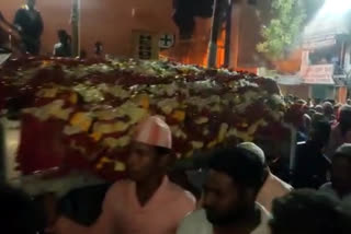 Revellers stop Ganesh idol procession to make way for Muslim man funeral procession