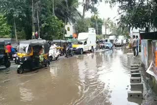 pits in kallattumukku road  pits and gutter in kallattumukku road  kallattumukku road trivandrum  broken road in trivandrum  trivandrum broken road  pits in kallattumukku road trivandrum  latest news in trivandrum  latest news today  കാല്‍നടയാത്ര പോലും സാധ്യമല്ല  പൊട്ടിപൊളിഞ്ഞ നിലയില്‍ കല്ലാട്ട്മുക്ക് റോഡ്  കല്ലാട്ട്മുക്ക് റോഡ്  ഭീമൻ കുഴികളും വെള്ളക്കെട്ടും  കല്ലാട്ട്മുക്ക് കമലേശ്വരം റോഡിലൂടെ  അശാസ്‌ത്രീയമായ ഡ്രെയിനേജ് സംവിധാനം  ഫണ്ട് അനുവദിച്ചെങ്കിലും പ്രയോജനമില്ല  തിരുവനന്തപുരം ഏറ്റവും പുതിയ വാര്‍ത്ത  തിരുവനന്തപുരം ഇന്നത്തെ പ്രധാന വാര്‍ത്തകള്‍