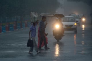 Heavy rain in Thiruvananthapuram  Heavy rain  Thiruvananthapuram travel banned  Thiruvananthapuram  അതിതീവ്ര മഴ  വിദ്യാഭ്യാസ സ്ഥാപനങ്ങള്‍ക്ക് നാളെ അവധി  കാലാവസ്ഥ നിരീക്ഷണ കേന്ദ്രം  വിനോദസഞ്ചാരം  തിരുവനന്തപുരം  rain update