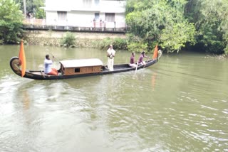 Thiruvonathoni left Mangatukadav  dishes for Aranmula Thevar  Aranmula Thevar Thiruvonathoni  Thiruvonathoni kotteyam  latest news in kottayam  മങ്ങാട്ടുകടവില്‍ നിന്ന് തിരുവോണത്തോണി  തിരുവോണത്തോണി പുറപ്പെട്ടു  കോട്ടയം കുമാരനല്ലൂർ  മങ്ങാട്ട് ഇല്ലത്തിലെ എം ആർ രവീന്ദ്ര ബാബു ഭട്ടതിരി  ആറന്മുള തേവർക്കുള്ള വിഭവങ്ങളുമായി  തിരുവോണത്തോണി കോട്ടയം  ഏറ്റവും പുതിയ വാര്‍ത്ത കോട്ടയം  ഇന്നത്തെ പ്രധാന വാര്‍ത്തകള്‍