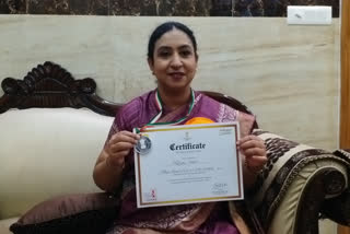ریحانہ عمر کو دہلی حکومت کے اساتذہ ایوارڈ سے نوازا گیا