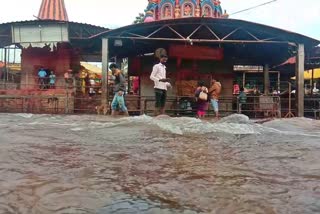 Flood water enter in Yallamma Temple  Yallamma Temple at Belagavi  Heavy rain in Athani  ಅತಿಯಾದ ಮಳೆಗೆ ಜಲಾವೃತವಾದ ಯಲ್ಲಮ್ಮ ದೇವಸ್ಥಾನ  ಯಲ್ಲಮ್ಮ ದೇವಿ ದೇವಸ್ಥಾನ ಜಲಾವೃತ  ಗಡಿ ಪ್ರದೇಶಗಳಲ್ಲಿ ಸುರಿದ ಮಳೆ  ಶಕ್ತಿ ದೇವತೆಗೆ ಪೂಜಾ ಕೈಂಕರ್ಯಗಳು