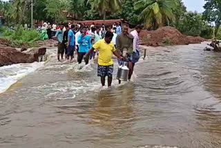 Heavy rain in Tumkur  Lake is full over rain effect  ಹರಿಯುವ ನೀರಿನಲ್ಲಿ ಸಾಗುತ್ತಿರುವ ಜನರು  ಅಪಾರ ಪ್ರಮಾಣದ ಮಳೆ  ಕೆರೆಗಳು ತುಂಬಿ ಹರಿಯುತ್ತಿರುವ ಕಾರಣ