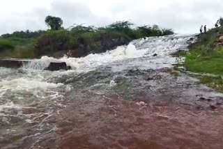 Heavy rain in Chitradurga  Lake full after 89 years over Heavy rain  Chitradurga rain news  ಬರದ ನಾಡಿನಲ್ಲಿ ಮಳೆರಾಯನ ಅರ್ಭಟ  ಭರ್ತಿಯಾದ ವಿವಿ ಸಾಗರ  ಭಾರೀ ಮಳೆಗೆ ಕೆರೆ ಕಟ್ಟೆಗಳು ಭರ್ತಿ  ವಿವಿ ಸಾಗರ ಸುತ್ತಮುತ್ತ ಪೊಲೀಸ್ ನಿಯೋಜನೆ  ಚೆಕ್ ಡ್ಯಾಂಗಳು ಭರ್ತಿ