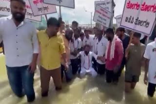 youth-congress-president-protest-in-flood-water