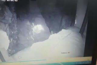 માલિકે નોકરીથી કાઢી દેતા કારીગરે કાપડના ગોડાઉનમાં આગ લગાવી, CCTV જૂઓ
