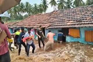 Heavy rain in Gokak  12 day old Baby trapped in flood  LOCALS RESCUE 12 DAY OLD BABY FROM FLOOD  FLOOD IN BELAGAVI  bangalore flood  karnataka heavy rain  flood in karnataka  குழந்தையுடன் வெள்ளத்தில் தவித்த தாய்  கனமழையால் வெள்ளம்  கர்நாடகா வெள்ளம்  கர்நாடகாவில் கனமழை