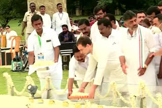 rahul gandhi paid tribute to his father