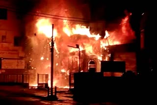 Shopping mart fire  Crore loss over Shopping mart fire  Bengaluru fire incident  ಬೆಂಗಳೂರಿನಲ್ಲಿ ತಡರಾತ್ರಿ ಭಾರಿ ಅಗ್ನಿ ಅವಘಡ  ಶಾಪಿಂಗ್ ಮಾರ್ಟ್ ಮಾಲೀಕನಿಗೆ ಕೋಟಿ ಕೋಟಿ ನಷ್ಟ  ರಾತ್ರೋರಾತ್ರಿ ಶಾಪಿಂಗ್ ಮಾರ್ಟ್​ನಲ್ಲಿ ಕಾಣಿಸಿಕೊಂಡ ಬೆಂಕಿ  ಪೀಠೋಪಕರಣ ಸಂಪೂರ್ಣ ಸುಟ್ಟು ಭಸ್ಮ