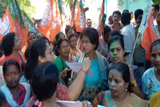 BJP women wing protest at police station over Baguiati Double Murder case
