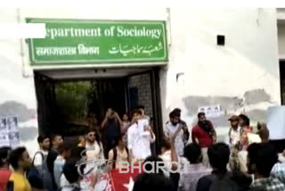 Jamia students shouting slogans