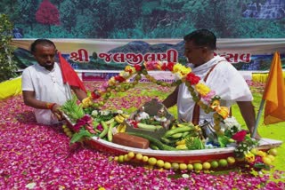 ઠાકોરજીને નૌકા વિહાર કરવાની કાકણીનો પ્રસાદ