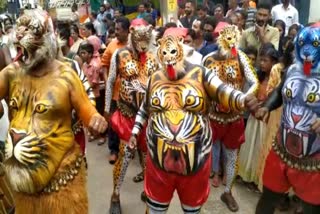 ഓണാഘോഷത്തെ വരവേറ്റ് പുലികളെത്തി  ബത്തേരി  Onam puli kali celebrations in Sulthan batheri  Onam  puli kali  puli kali celebrations  Sulthan batheri  വയനാട് വാര്‍ത്തകള്‍  wayanad news  wayanad news updates  latest news in Wayand  onam celebration  onam celebrations in wayanad