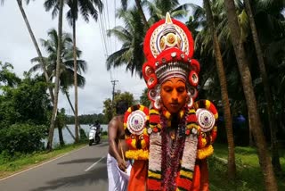 Onathar  Kasaragod District  Kasaragod Latest News  Kasaragod Onam  Kasaragod District based on Onam  Onathar who hails the story of mahabali  Kasaragod Villiages  Kutti Theyyam  Story of Kutti Theyyam  ഓണത്താർ  ഓണക്കഥ  അനുവാദം ചോദിച്ച് ഓണക്കഥയാടും  ഗ്രാമവീഥികളെ അനുഗ്രഹീതമാക്കുന്ന  കുട്ടിത്തെയ്യത്തിന്‍റെ വിശേഷങ്ങള്‍  കാസര്‍കോടന്‍ ഗ്രാമവീഥികളില്‍  മഹാബലിയുടെ ആഗമന കഥകൾ  ഓണത്താറിന്റെ വിശേഷങ്ങള്‍  മഹാബലി  ഉത്രാടം  തിരുവോണം  മാവേലി