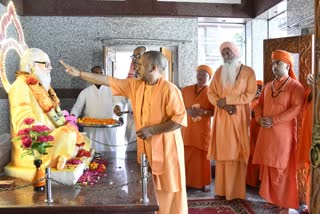 सीएम योगी ने गोरखनाथ मंदिर में की पूजा अर्चना