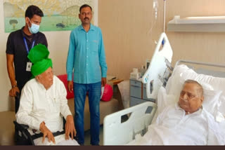 OP Chautala meets Mulayam Singh Yadav in Medanta Hospital