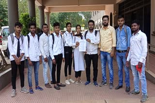 Demand for English medium college in Dhamtari