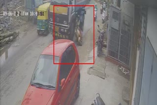 Tanker Driver Runs over woman in Bengaluru  ടാങ്കർ പാഞ്ഞുകയറി സ്‌കൂട്ടർ യാത്രിക മരിച്ചു  കർണാടകയിൽ ടാങ്കറിടിച്ച് യുവതി മരിച്ചു  ബെംഗളൂരു വാർത്തകൾ  അപകട വാർത്തകൾ  karnataka accident news  women died by road accident in laggare  road accident news  national news