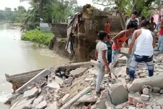 house collapsed due to Erosion of Ganges at Samserganj