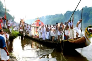 thiruvonathoni reached aranmula  thiruvonathoni pathanamthitta  തിരുവോണത്തോണി ആറന്മുളയിൽ  തിരുവോണത്തോണി  തിരുവോണസദ്യ  തിരുവോണത്തോണി ആറന്മുളയിൽ എത്തി  ആറന്മുള തിരുവോണത്തോണി  കാട്ടൂരില്‍ നിന്നും പുറപ്പെട്ട തിരുവോണത്തോണി  തിരുവോണത്തോണിയില്‍ കൊണ്ടുവന്ന വിഭവങ്ങള്‍  തിരുവോണത്തോണി വിഭവങ്ങൾ  മങ്ങാട്ട് ഭട്ടതിരി നേതൃത്വം തിരുവോണത്തോണി  തിരുവോണത്തോണിക്ക് അകമ്പടി  ആറന്മുള വള്ള സദ്യ  കാട്ടൂർ തിരുവോണത്തോണി  ആറന്മുള ക്ഷേത്രത്തിൽ സദ്യ