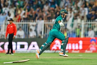 Asia Cup 2022 PAK vs AFG  Naseem Shah hit sixes in the last over  Naseem Shah borrowing the bat from Hasnain  एशिया कप 2022 पाक बनाम अफगान  आखिरी ओवर में नसीम शाह ने लगाए छक्के  हसनैन से बल्ला उधार लिए नसीम शाह