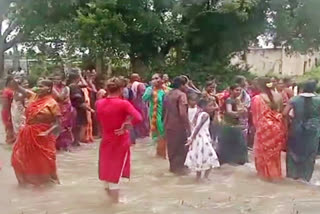 ಗ್ರಾಮಸ್ಥರಿಂದ ಡ್ಯಾನ್ಸ್ Villagers dance lake overflow